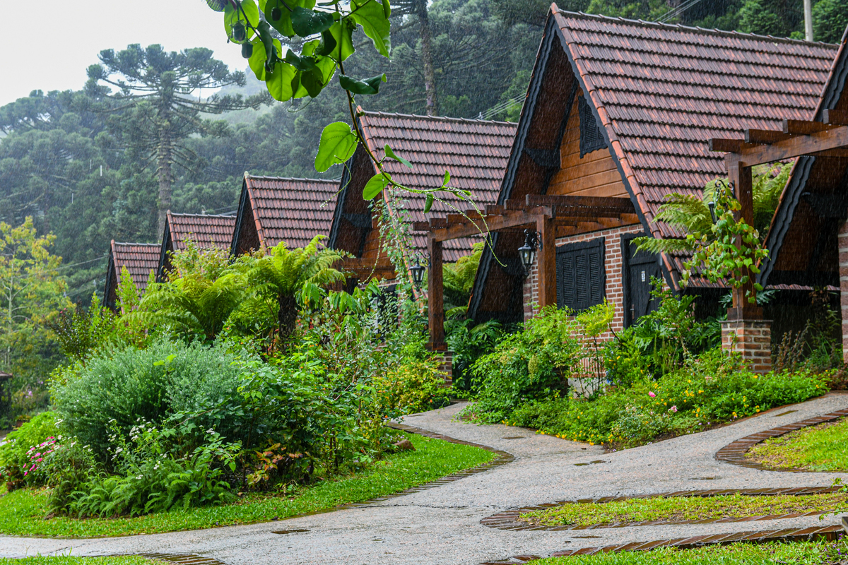 Chales no meio da floresta de araucárias nos Chalés da família Fioreze. 