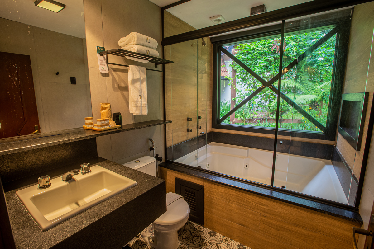 Banheiro nos chalés da família Fioreze. 