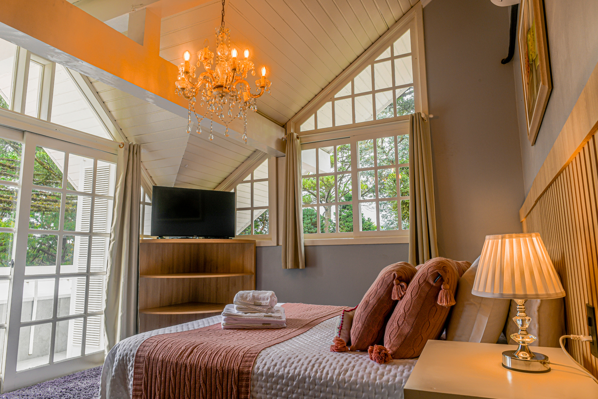 Um quarto confortável rodeado de natureza. 