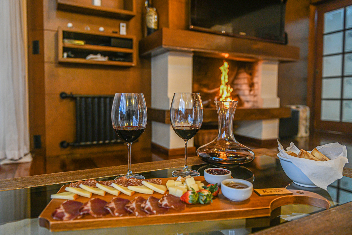 Tomar um vinho na lareira em Gramado. 