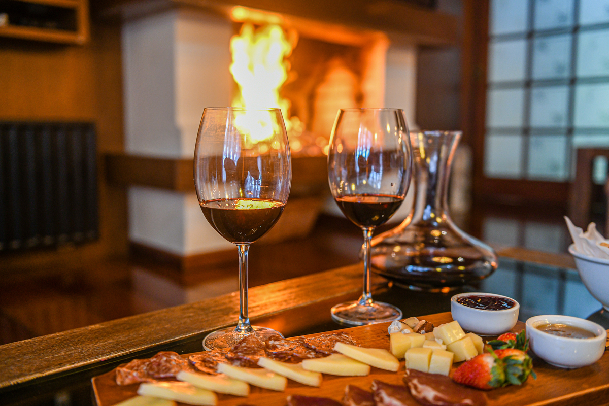 Vinho e uma tabua de frios em Gramado. 