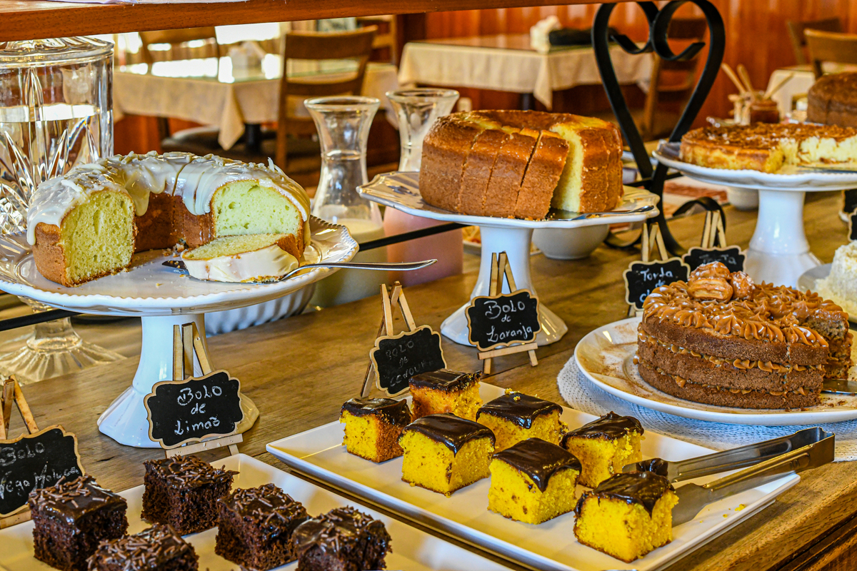Variedade de bolos e quitutes no hotel kaster em Gramado. 