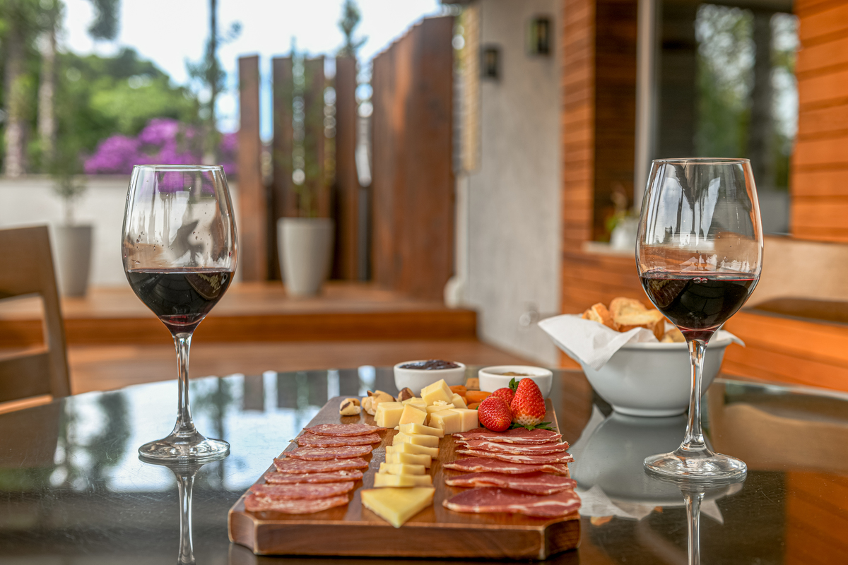 Uma pessoa tomando vinho nao quer guerra com ninguém. 