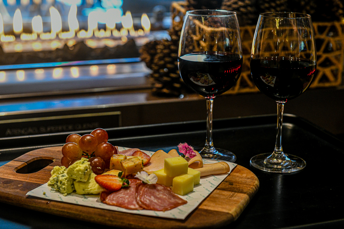 Vinhos e uma tabua de frios em Gramado. 