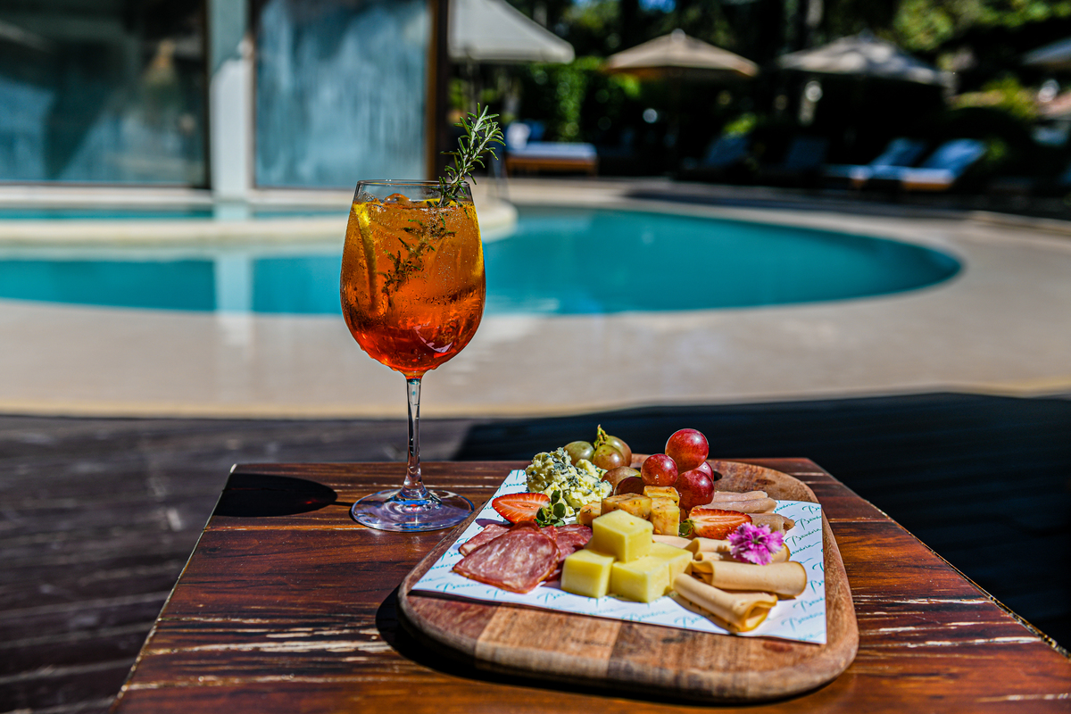 Drink na piscina no Hotel Bavária em Gramado. 