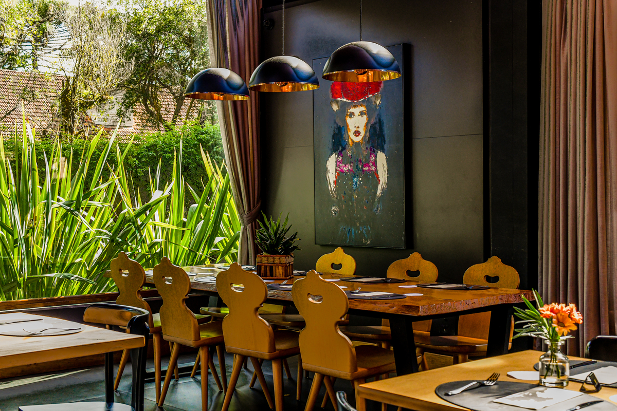 O belíssimo e sofisticado restaurante oma, no Bavária Hotel em Gramado. 
