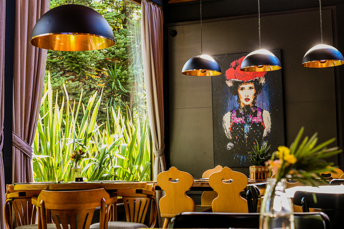 Decoração elegante do restaurante Oma no Bavária Hotel em Gramado. 