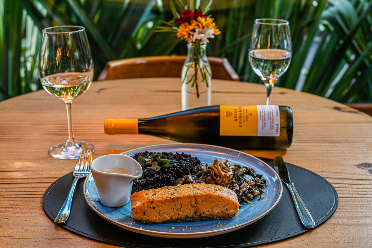 Vinho branco e salmão. Melhor restaurante de Gramado