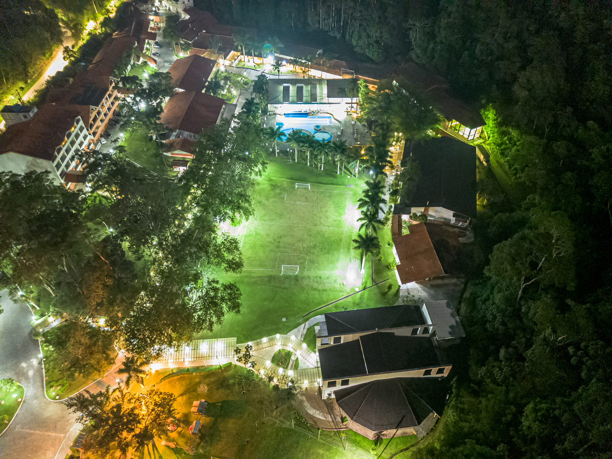 Fotografia profissional de drone para hoteis.  Foto noturna. 