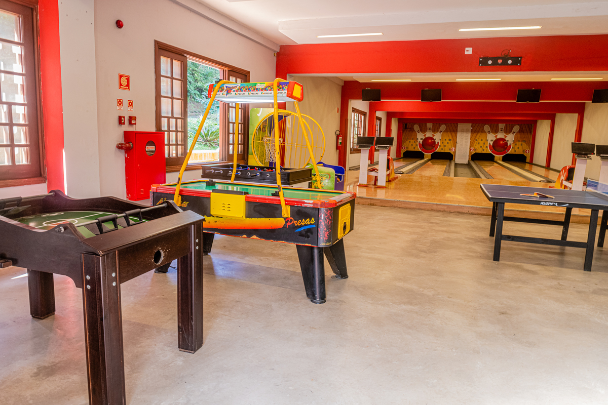 Salão de jogos para crianças e área de recreação no hotel Villagio Embu. 