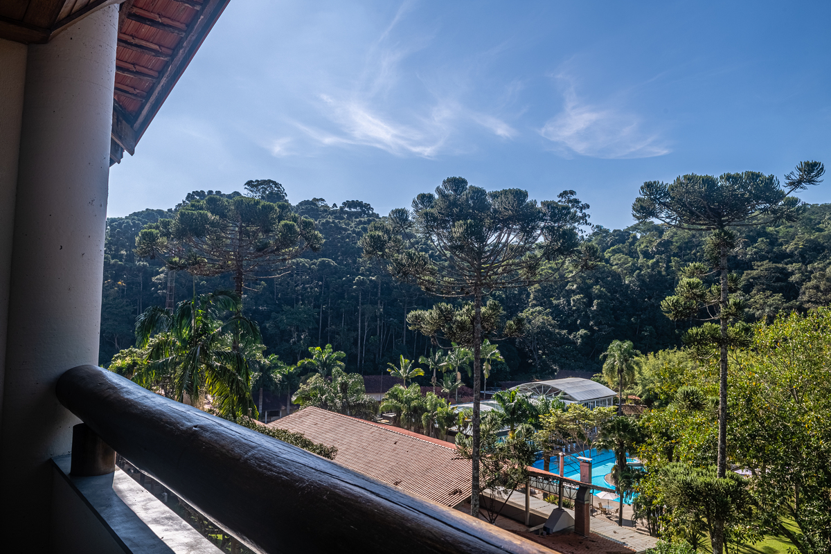 Bela vista do quarto no hotel Villagio Embu. 