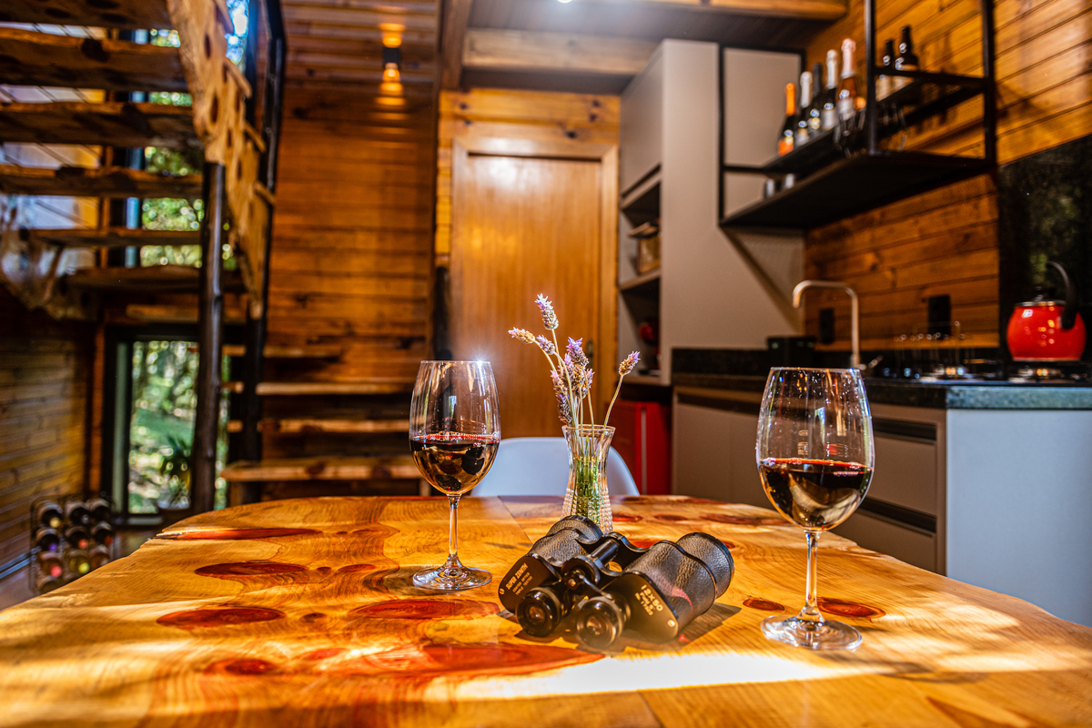 Vinho, binóculos e uma Cabana.  