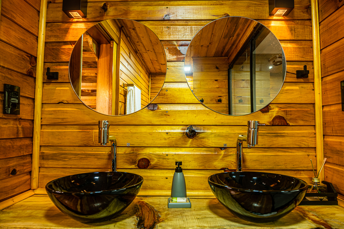 Banheiro de madeira na cabana. 
