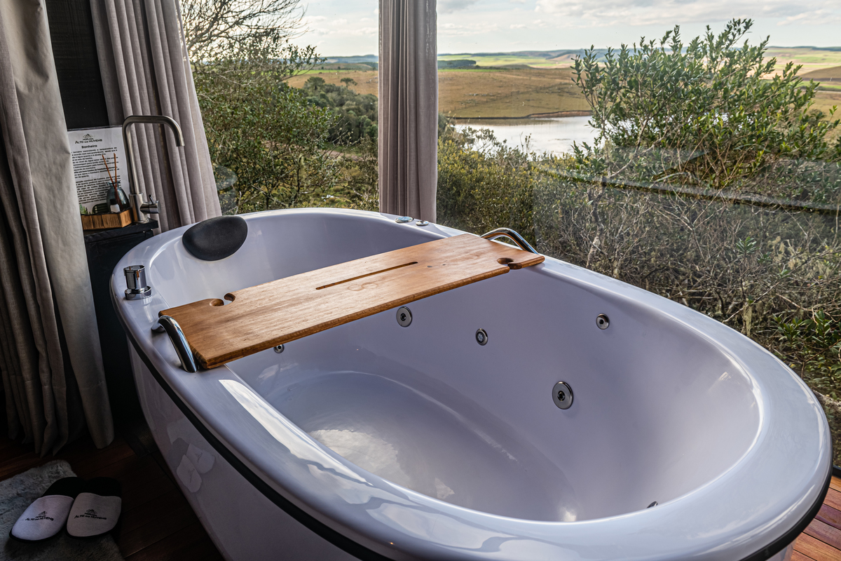Banheira com vista incrível na serras gaúchas. 