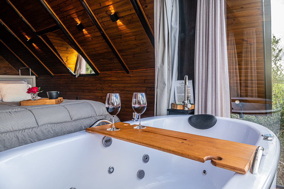 Vinho na banheira bem confortável 