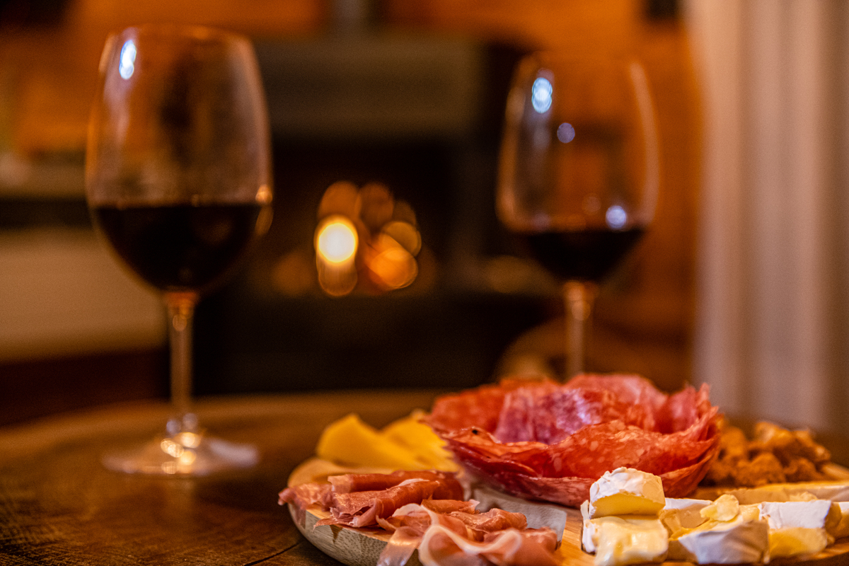 Uma tabua de frios, vinho e lareira em São Jose dos Ausentes. 