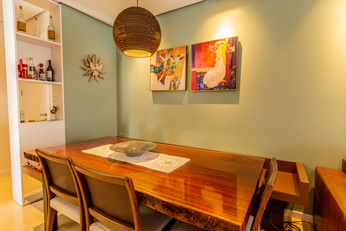 Mesa de madeira maciça decoração de um apartamento em Canela. 