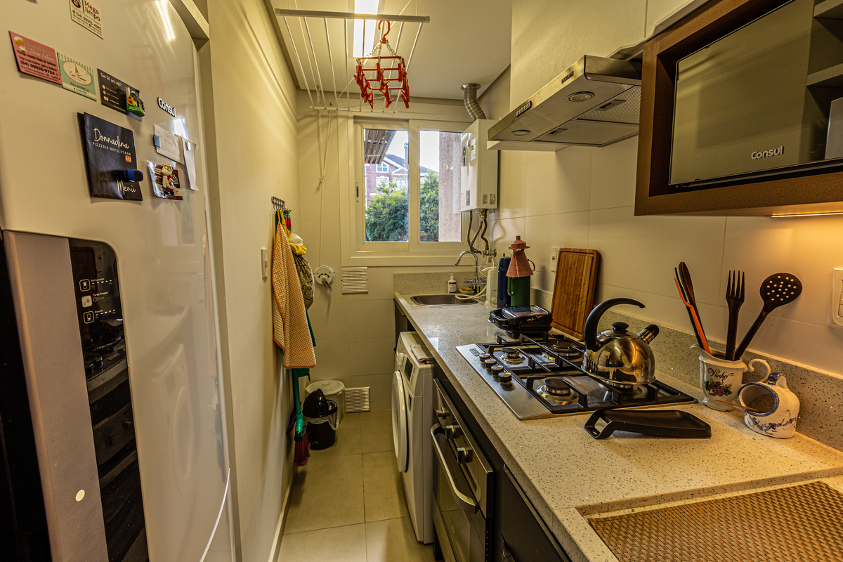 Cozinha completa no apartamento Airbnb 