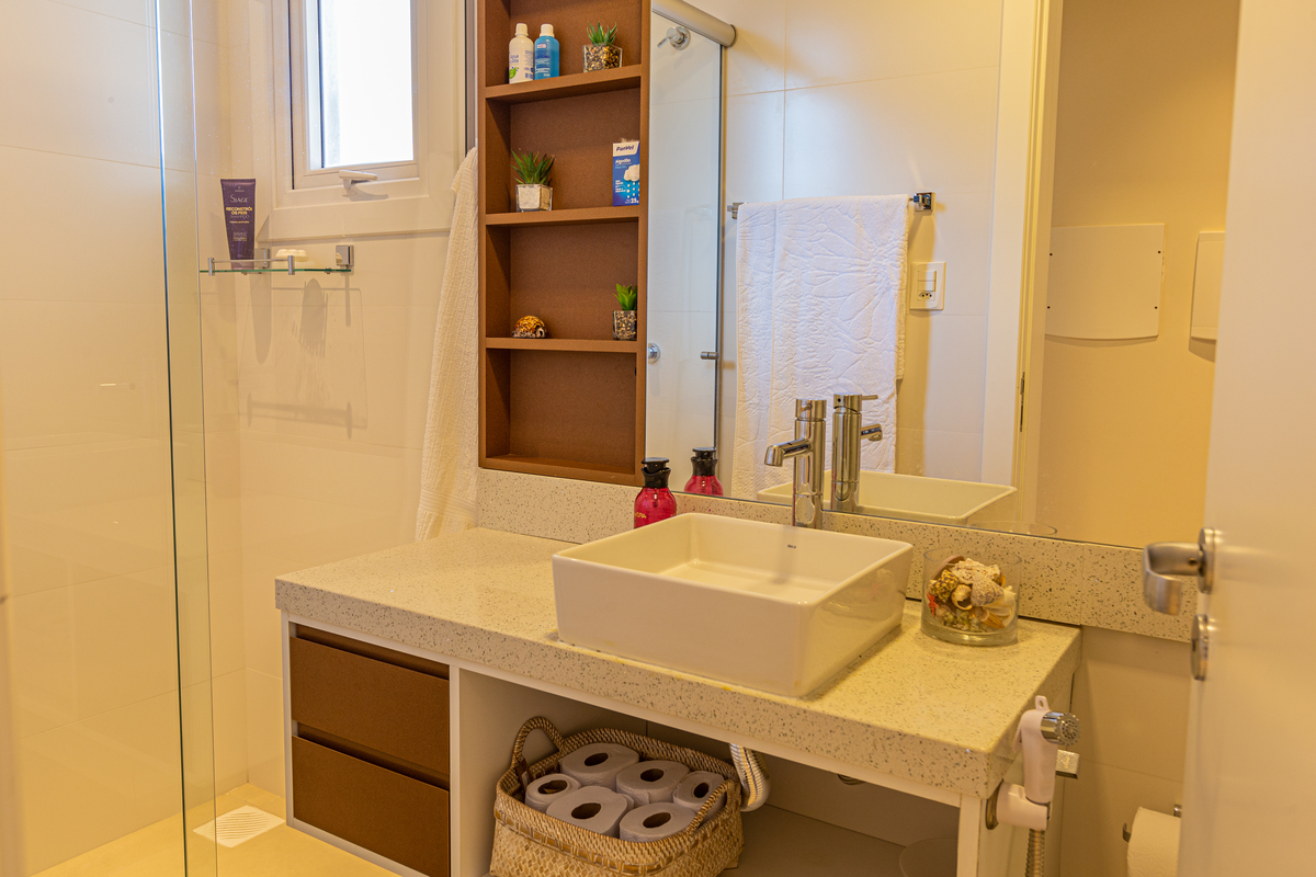 Banheiro com  moveis planejados em Canela. 