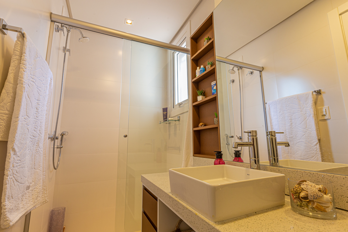 Banheiro com moveis planejados na cidade de Canela. 