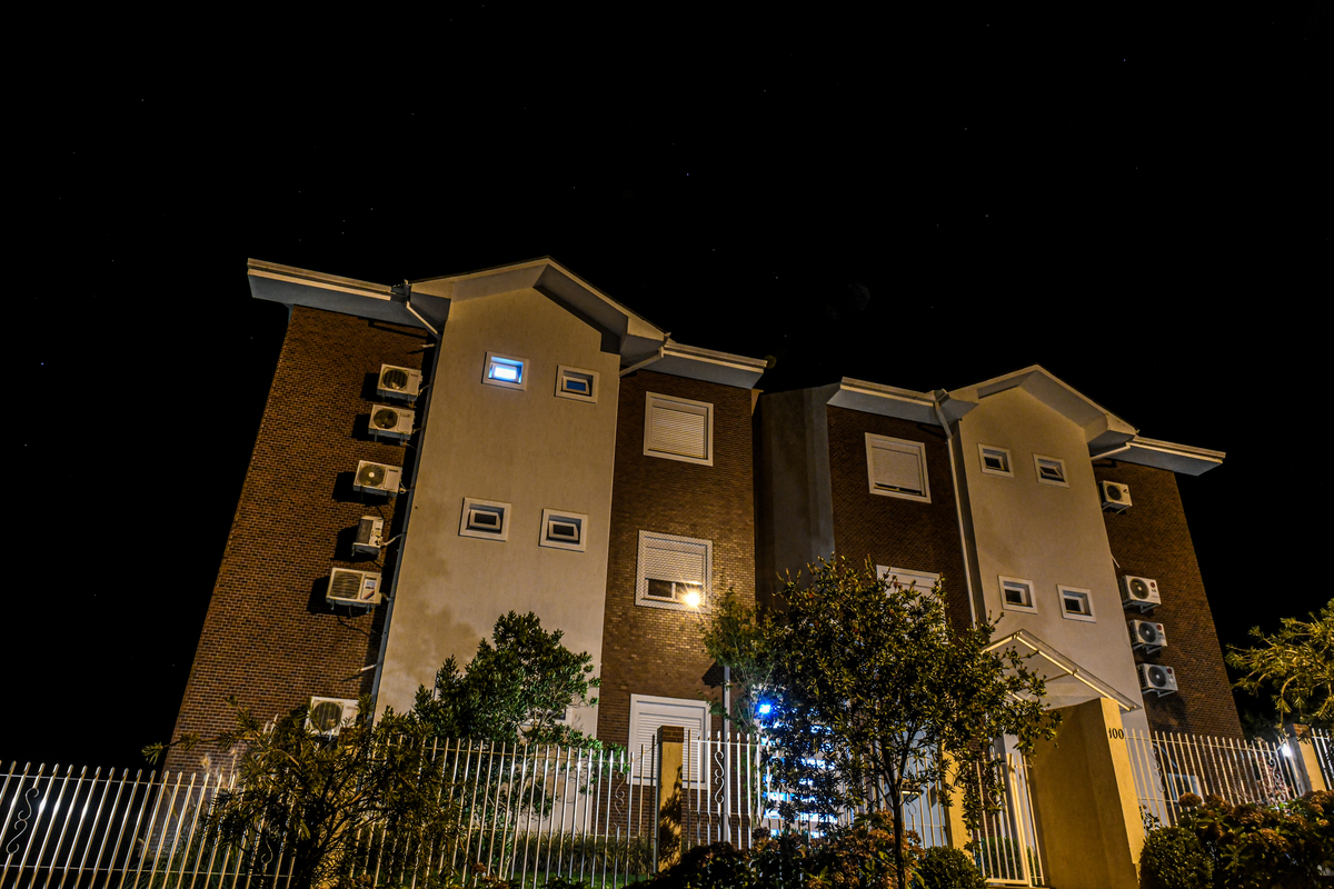 Edifício por do sol em Gramado a noite. 