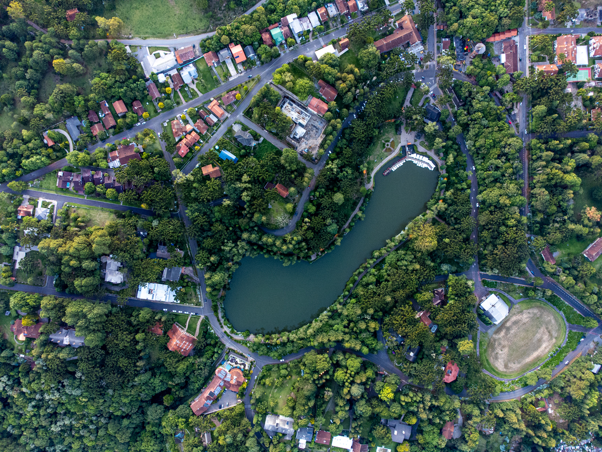 O belo lago negro. Foto de drone de Eduardo Brancalion. 
