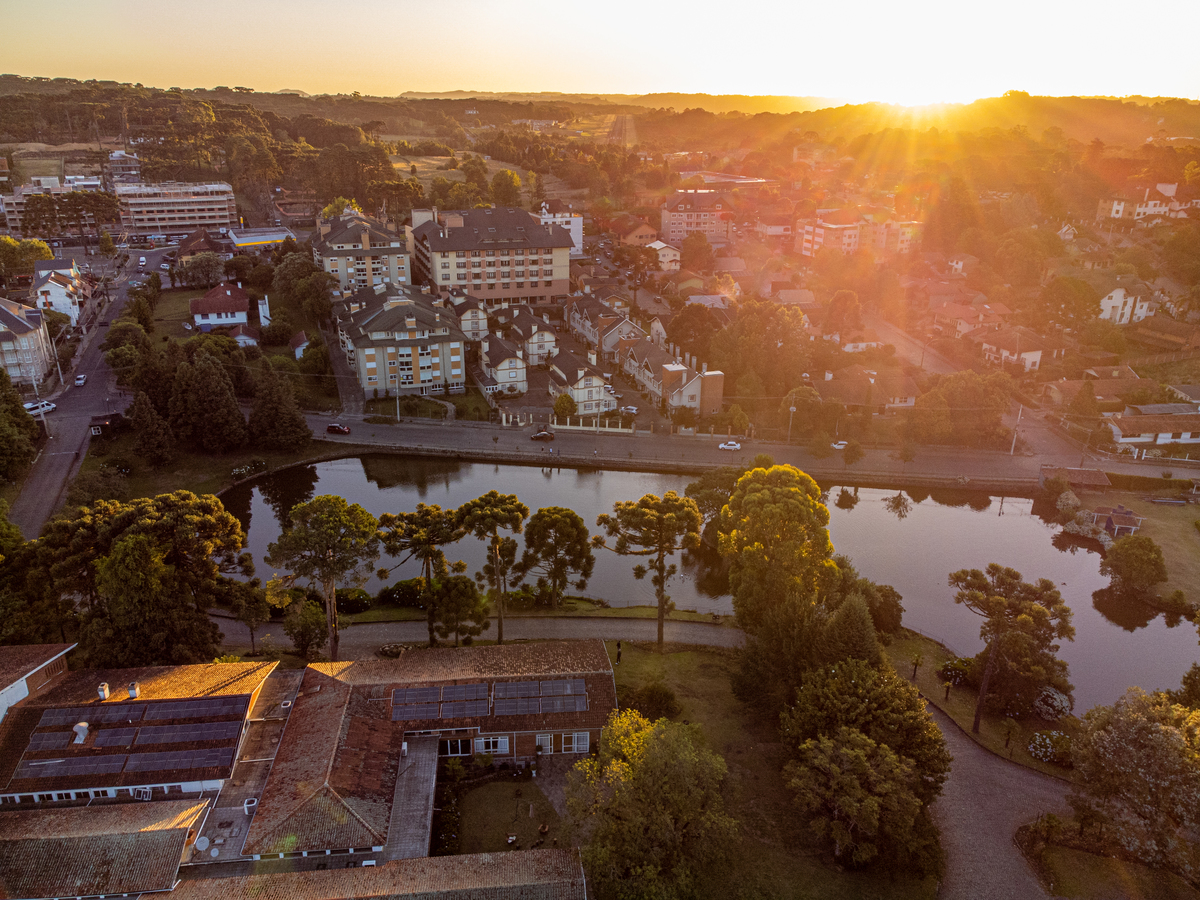 Um dos melhores lugares para tomar o vinho e ver o por do sol em Canela, no Grande Hotel Canela. 
