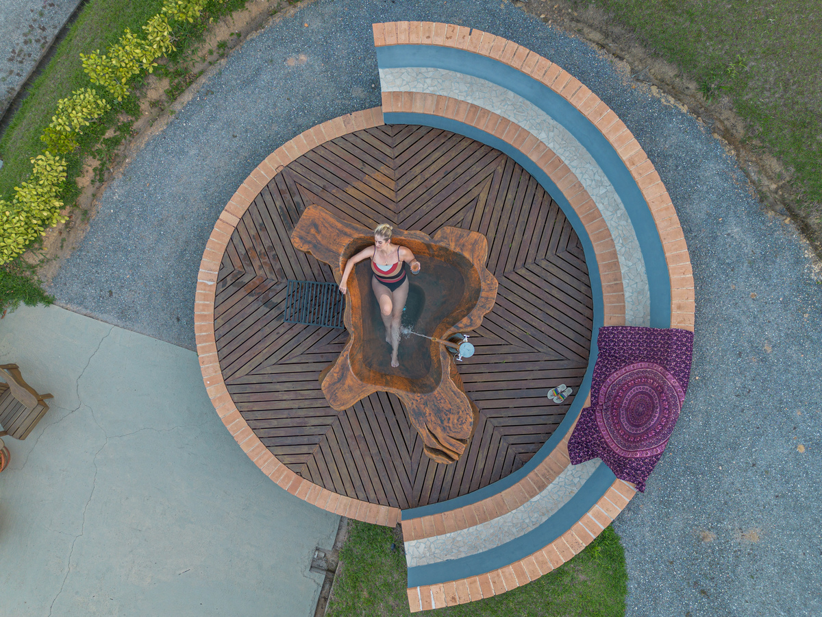  ofurô esculpido em um tronco de árvore em Cunha 