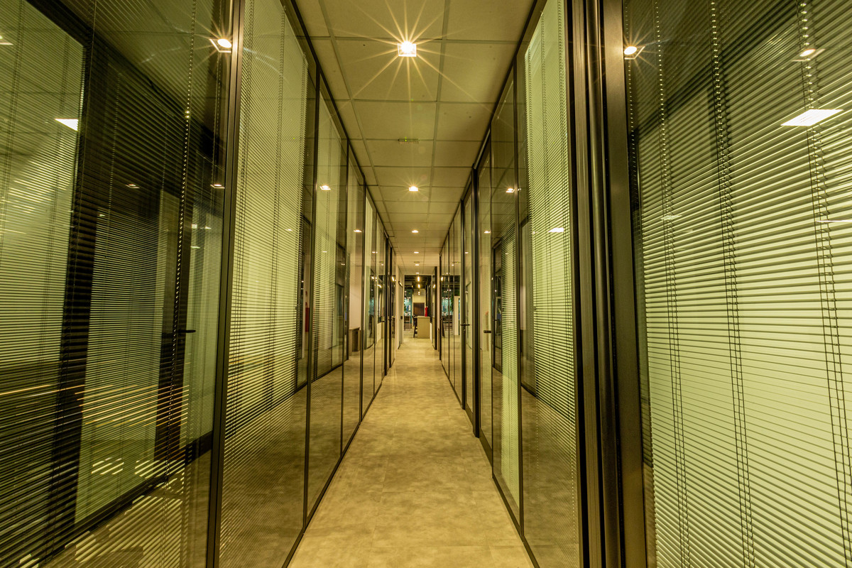 Corredor para as salas privativas do Labore Coworking 