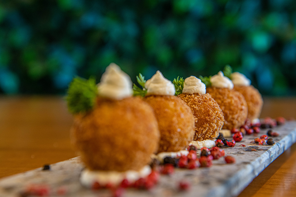- Arancini com queijo coalho e carne seca

(Bolinho recheado com o nosso delicioso risotto de queijo coalho com carne seca e um toque de especiarias, levemente empanado para garantir sabor e crocância)