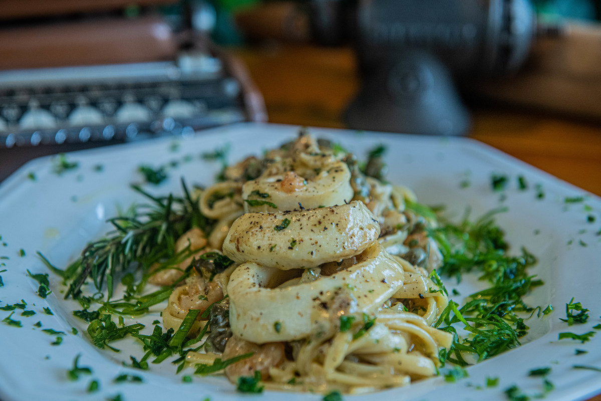 Il Capitano del Mare (Tagliatelle com camarão, lula, ervas, alecrim, pimenta, limão, vinho branco, alcaparras e nata)