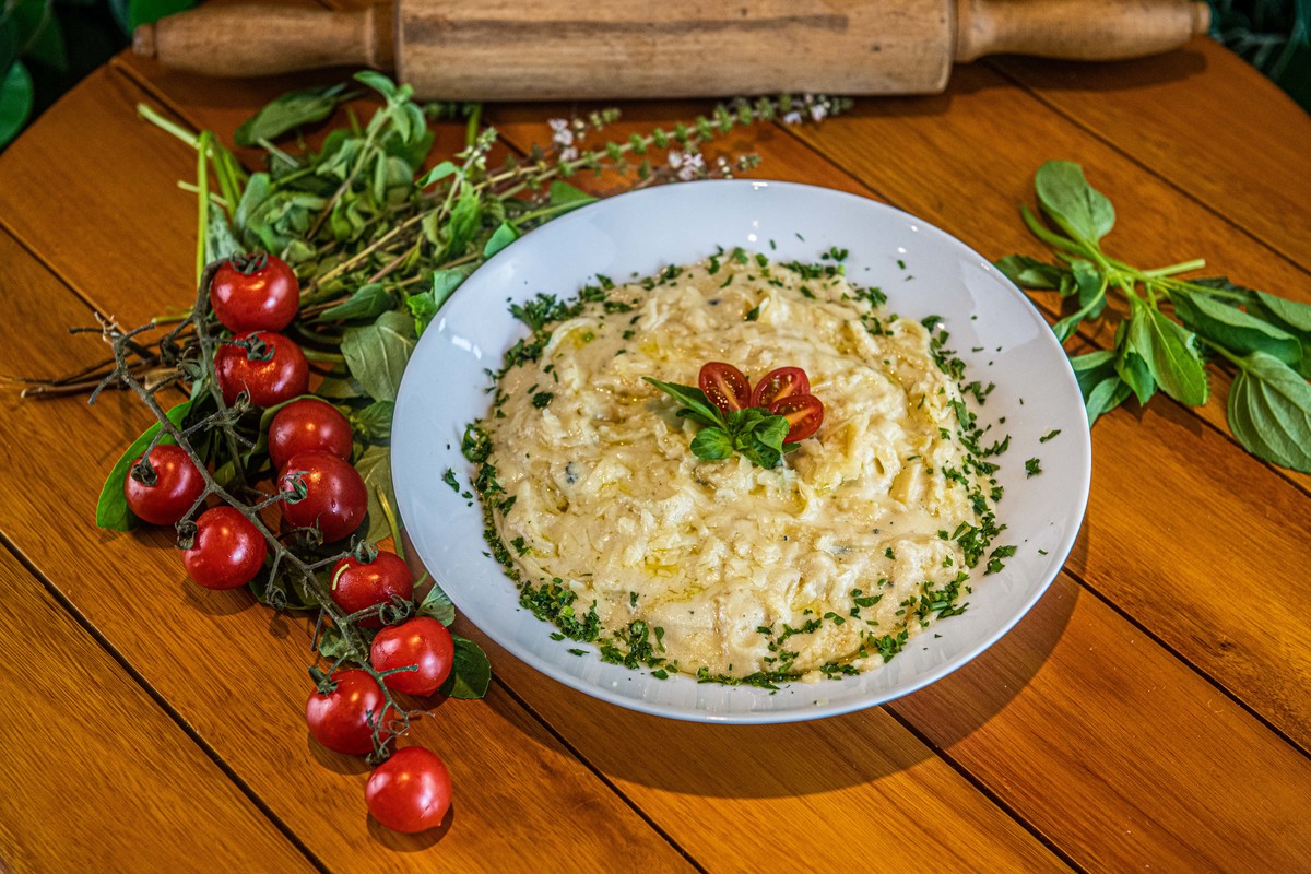 -Quattro Formaggi

(Fettuccine ao molho de quatro queijos, com provolone, muçarela, parmesão, gorgonzola, pimenta, nata e molho branco) (Vegetariano)