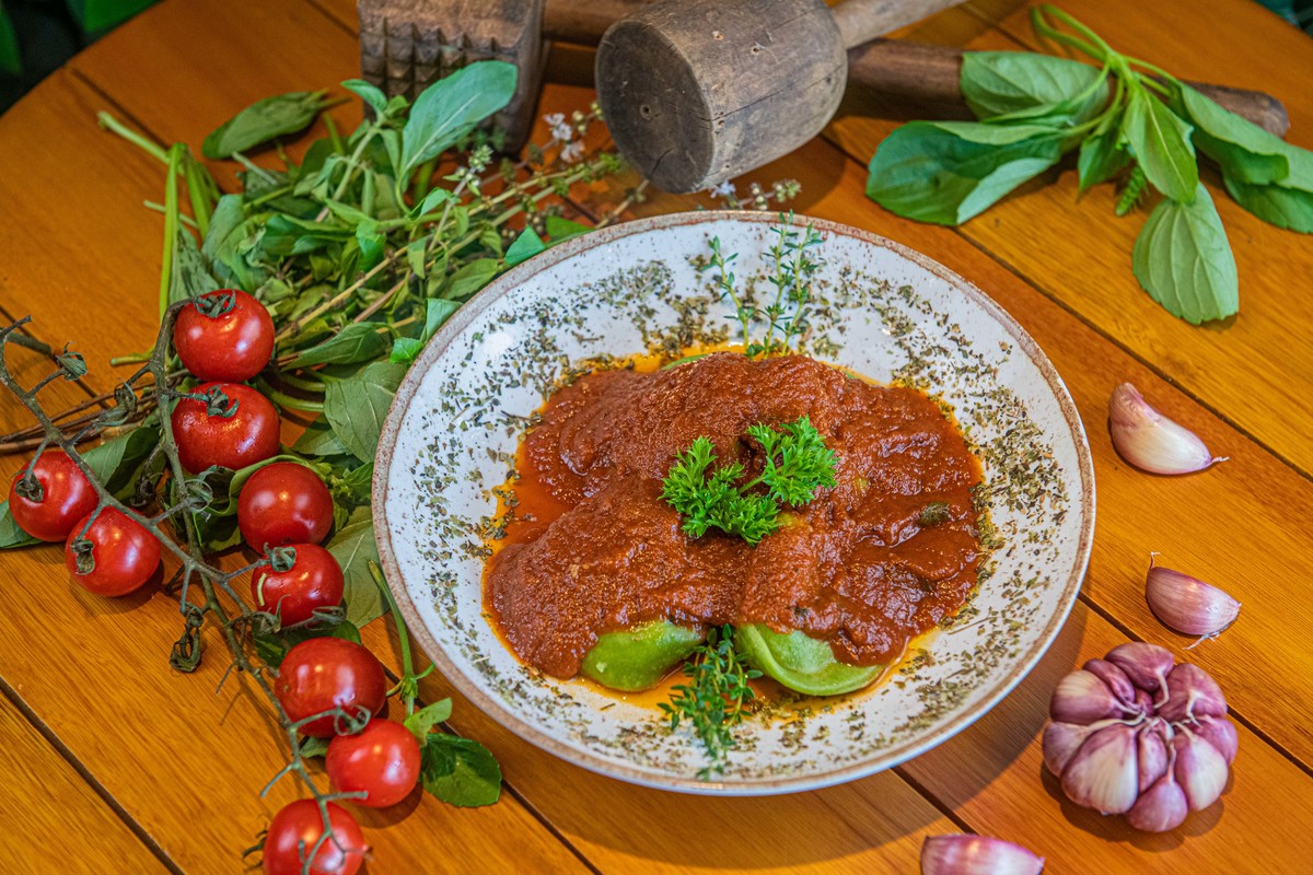 -Ravioli Verdi di Verona (Recheada com muçarela de búfala, molho de tomate, orégano, azeite, manteiga e manjericão) (Vegetariano)