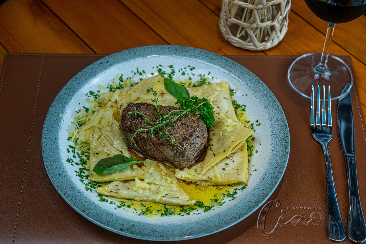 -Mignon Da Vinci (Filé Mignon alto servido com massa fresca artesanal, recheada com legumes e linguiça salteados na manteiga, sálvia, pimenta do reino e lascas de parmesão)