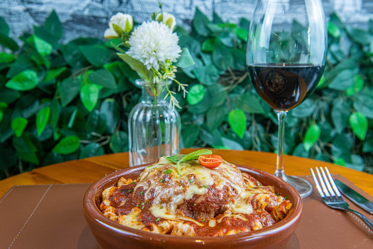 -Polpettone Coliseu (Recheado com provolone, muçarela e manjericão ao molho de tomate cozinhado lentamente, servido com fusilli gratinado)