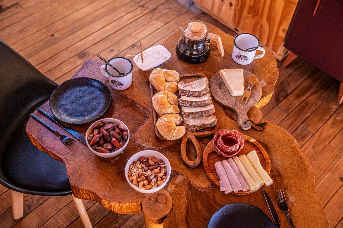 mesa de café da manha. Fotografia profissional para Hotéis. 