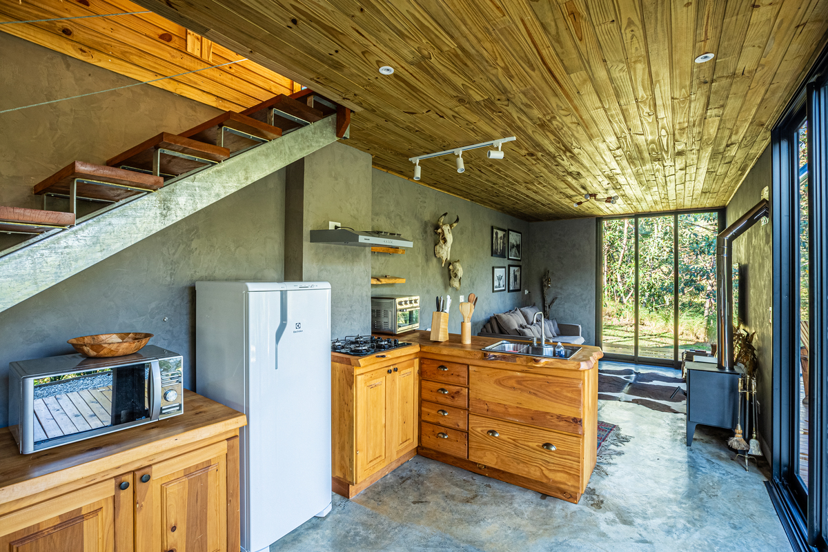 sala e cozinha Into The wild Cabin.