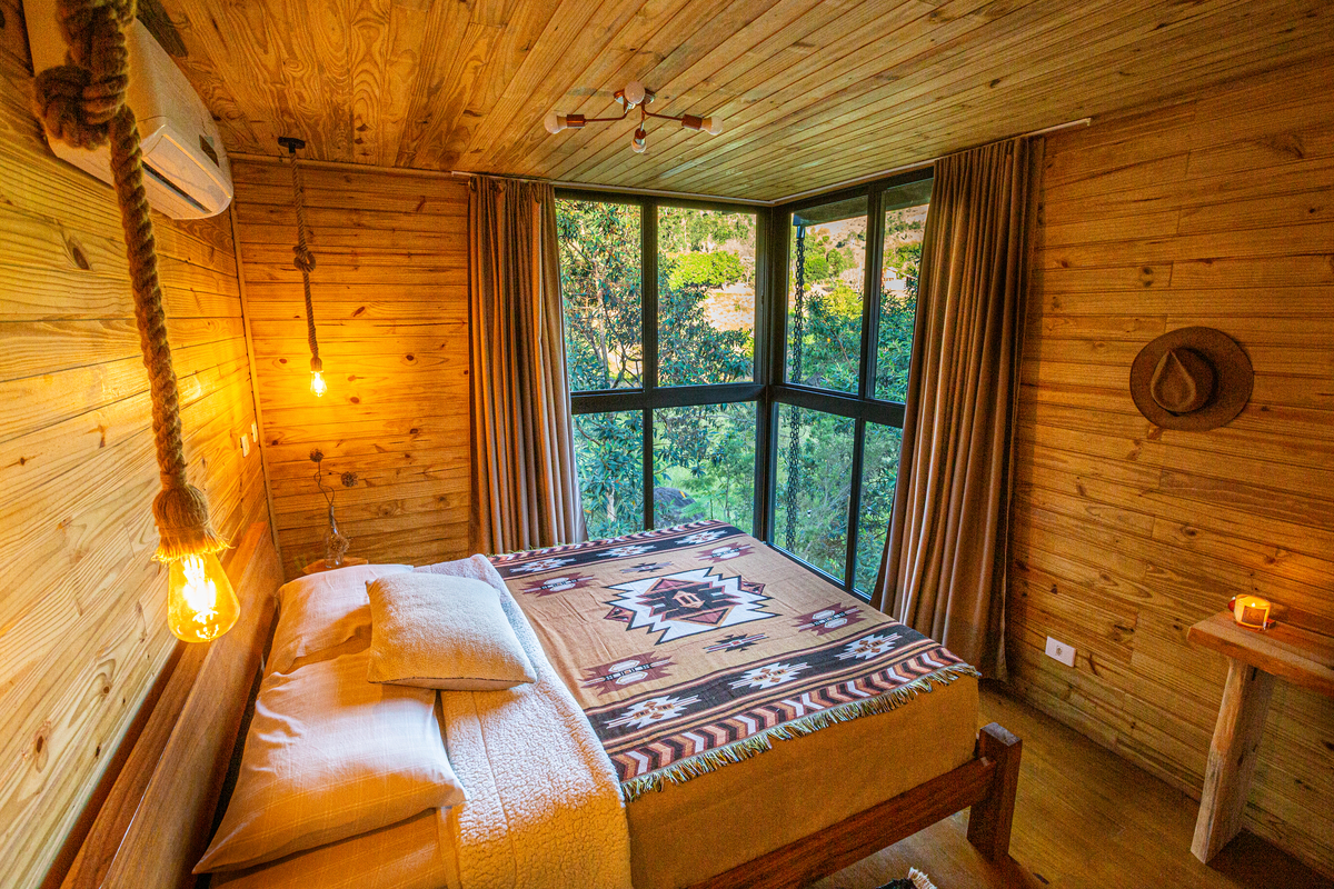 Into The wild Cabin.  suite na floresta 
