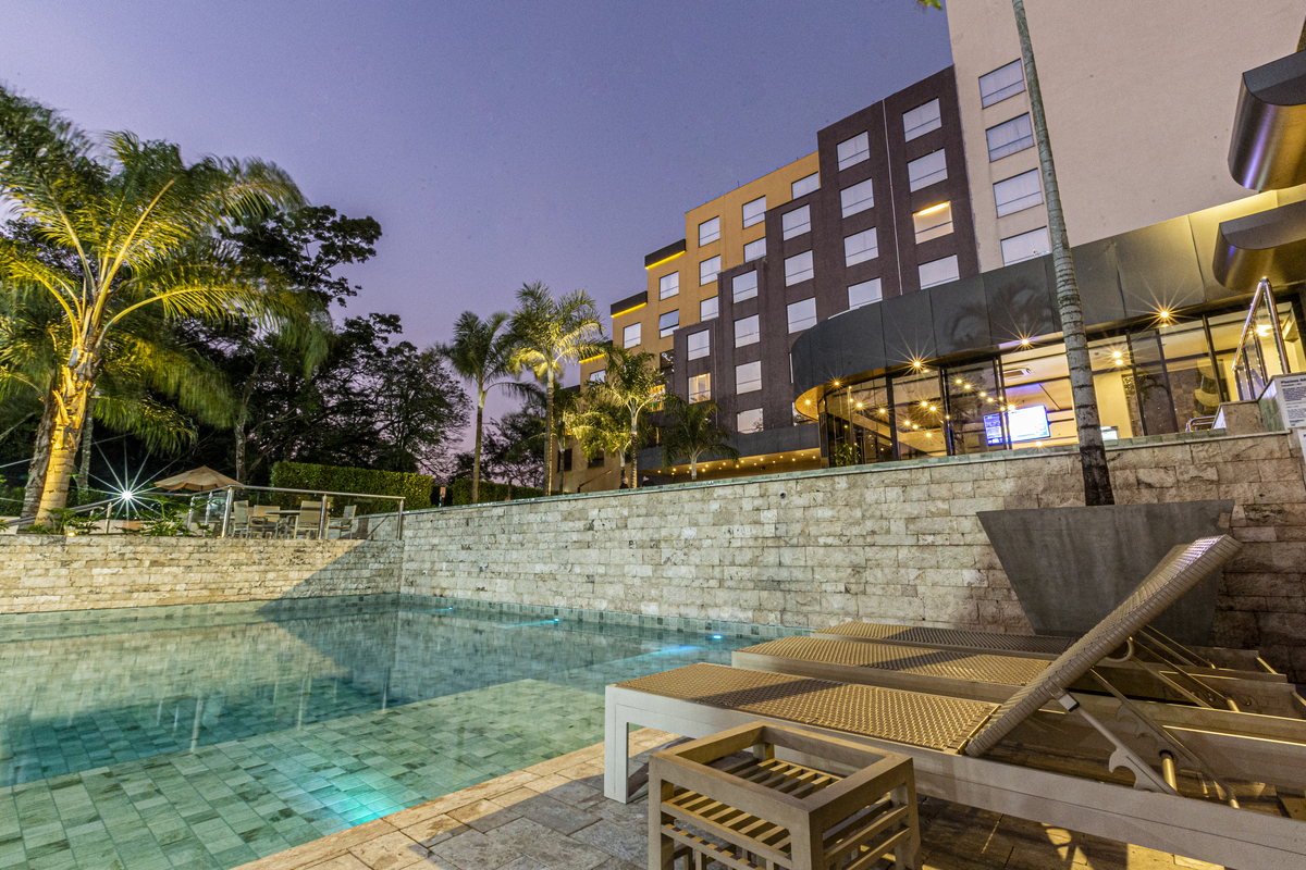 relax na piscina Double Tree by Hilton