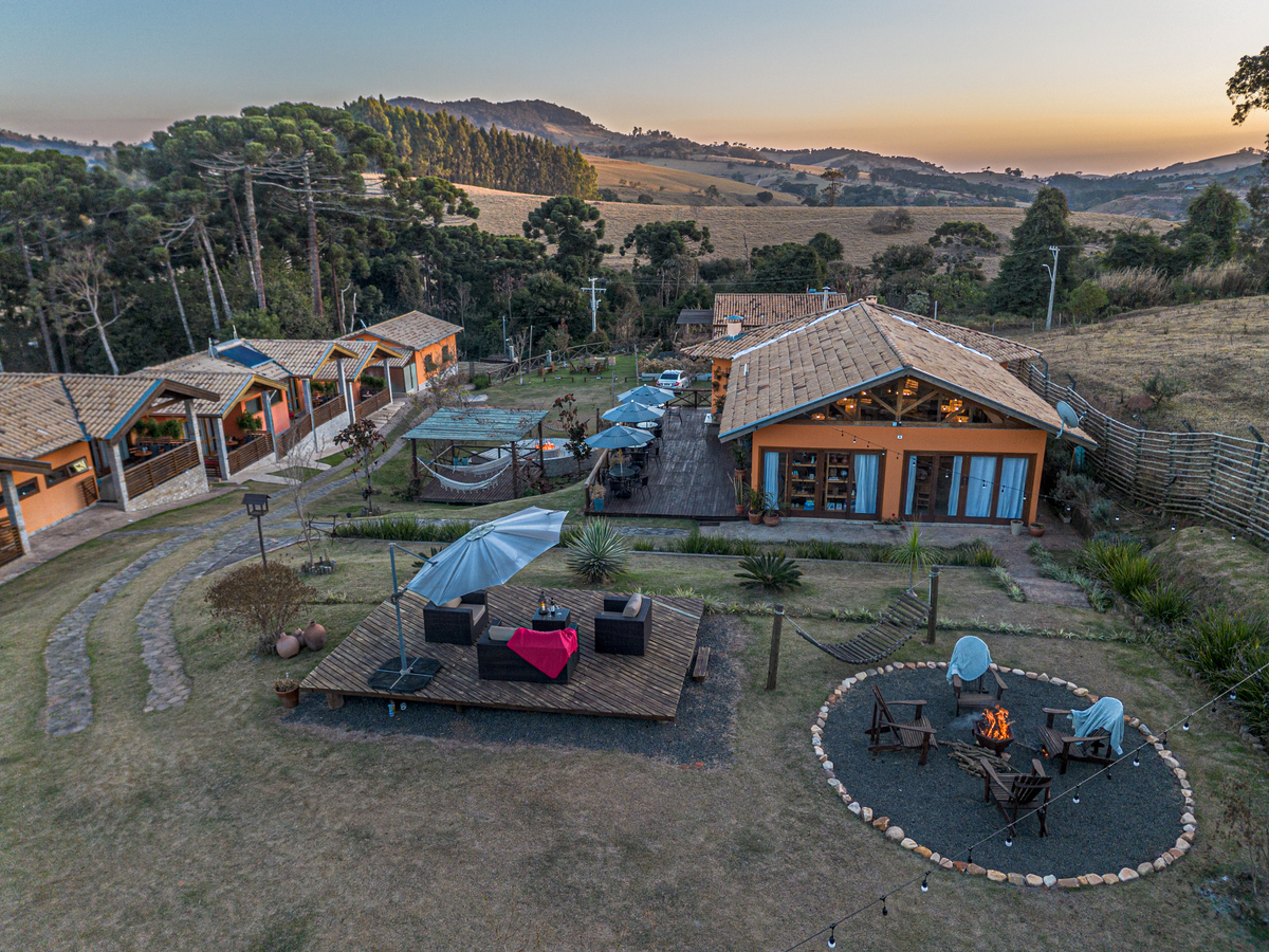 Fim de tarde com fogueira em Bueno Brandão 