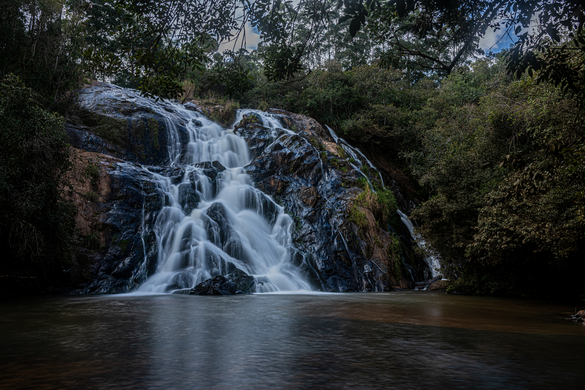 Relaxar na cachoeira em Bueno Brandão 
