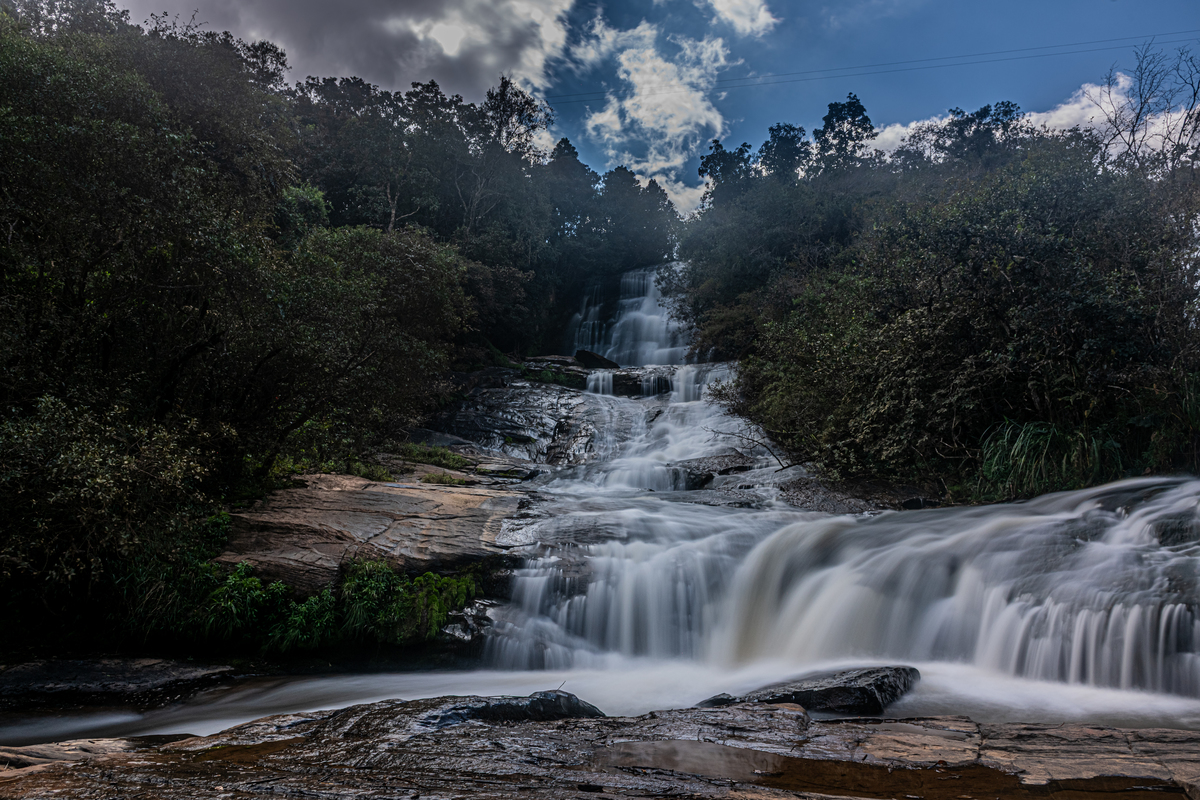 a exuberante cachoeira do Luis em Bueno Brandão 