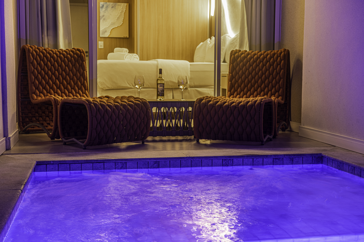 Piscina e vinho em Paraty 