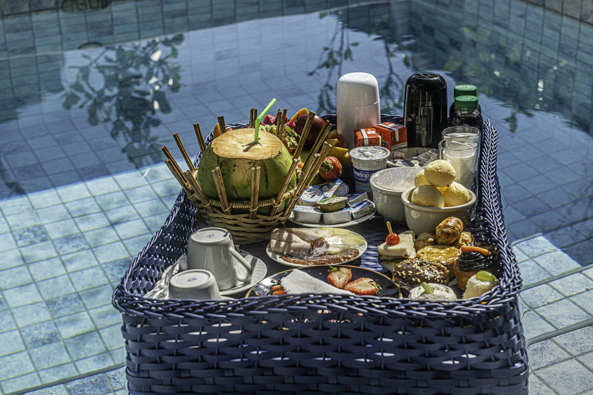 Barca de cafe da manha em Paraty  hotel S Design 