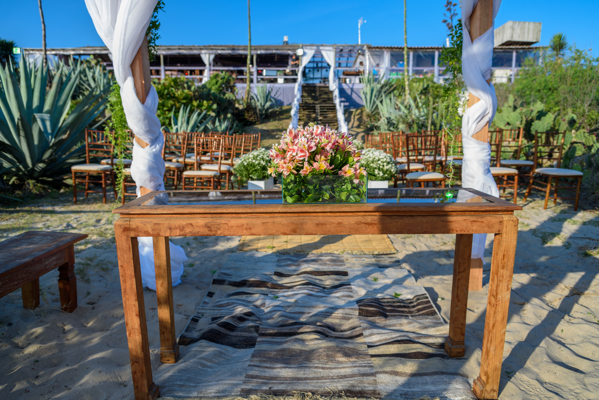 Decoração de casamento na praia no quiosque harmonia, Niterói - RJ