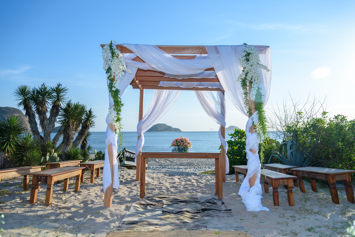 Decoração de casamento na praia no quiosque harmonia, Niterói - RJ