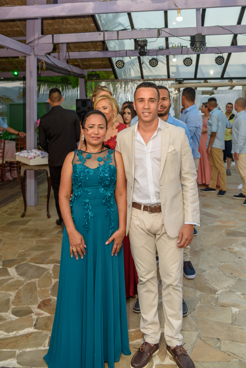 Entrada do noivo com a sua mãe na cerimônia de casamento realizada na praia, Niterói - RJ