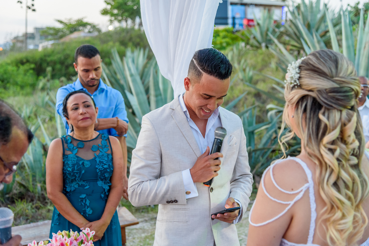 noivo ri ao fazer seus votos durante a cerimônia de casamento na praia de Camboinhas no quiosque harmonia em Niterói, Rio de Janeiro - RJ