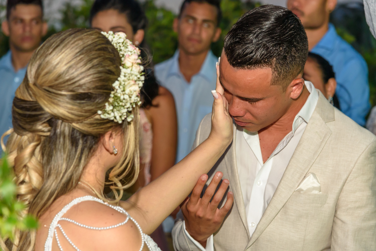 Noivo se emociona durante casamento na praia, Niterói - RJ