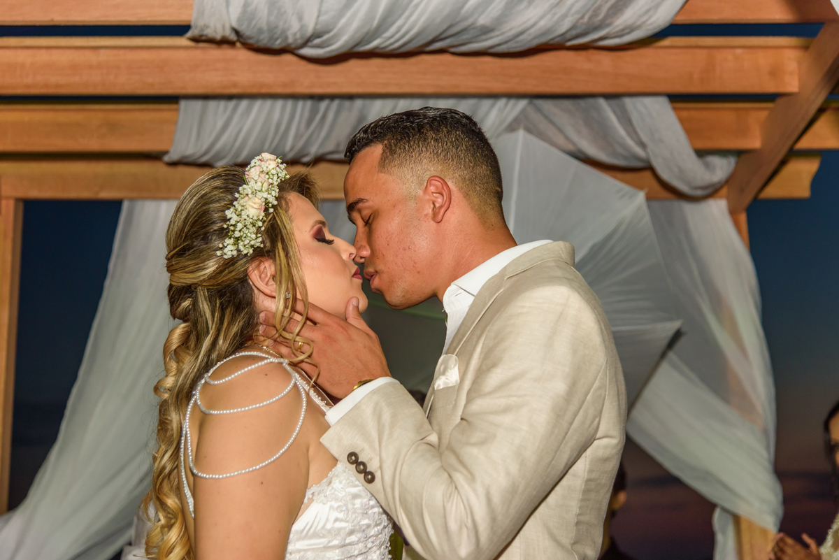 Beijo dos noivos na celebração do casamento realizado na praia de camboinhas, Rio de Janeiro - RJ